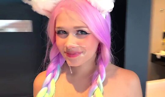 Яркую девицу трахнули от первого лица и кашом на лицо подарили