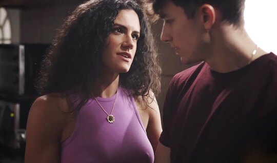 Страстная мамка решила пасынка соблазнить пока мужа дома нет