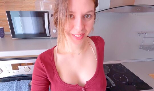 Русская девица с наслаждением делает минет парню на кухне