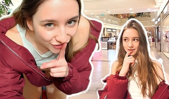 Молодая сучка готова сосать на публике ради шопинга