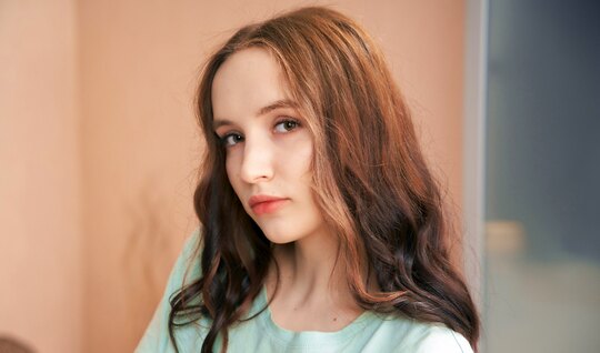 Молодую милашку с натуральными сиськами усаживают на член