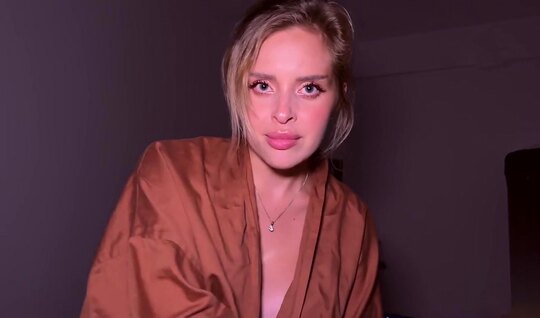 Красивая русская милфа с упругими сиськами хочет удовольствия