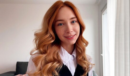 Русская секретарша точно знает как выпросить себе премию